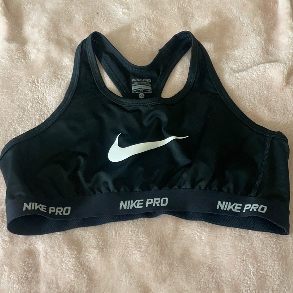 NIKE PRO sports bra 
Size XL kids 
Can fit a small 
Perfection condition!